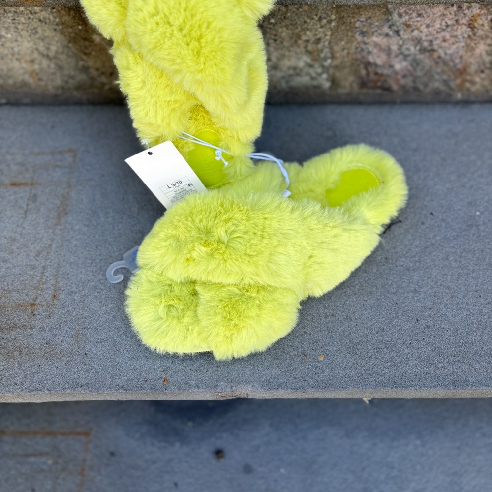 Slippers, new with tags, size large 9/10